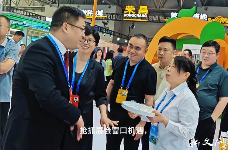 西洽会在重庆国博中心盛大开幕 乌杨白酒领衔“忠州好物”惊艳亮相